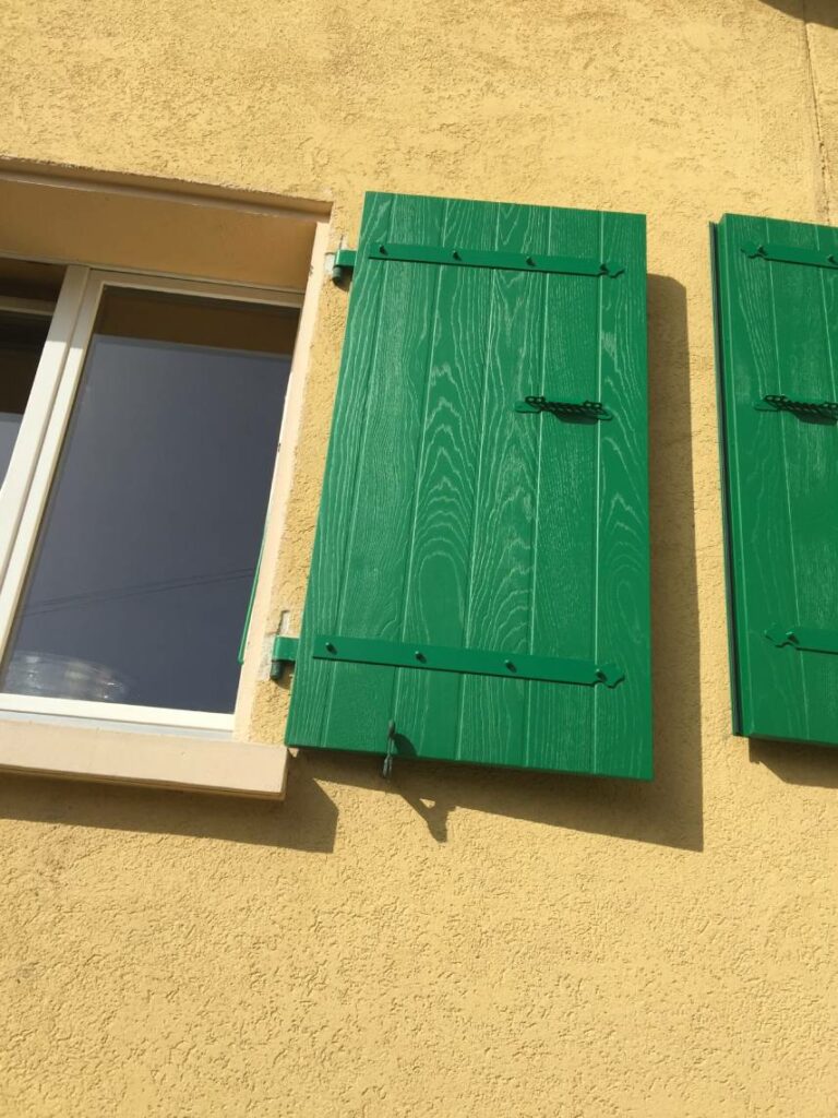 Volets imitation bois Polyhabitat.