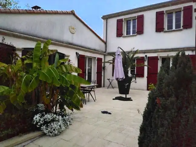 Maison rouge volet battant