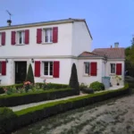 Maison rouge volet battant