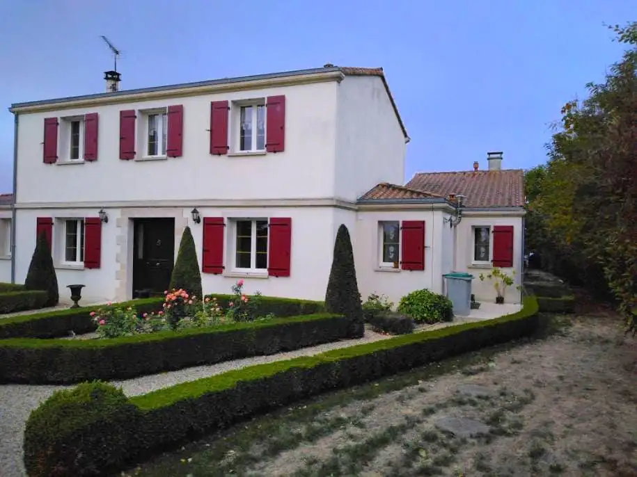 Maison rouge volet battant