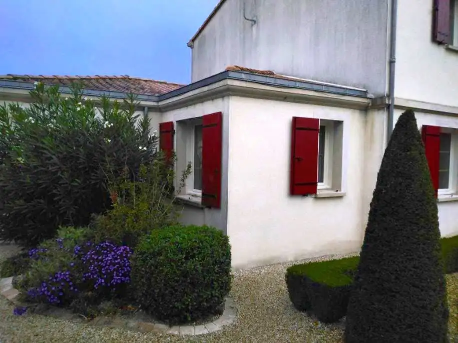Maison rouge volet battant