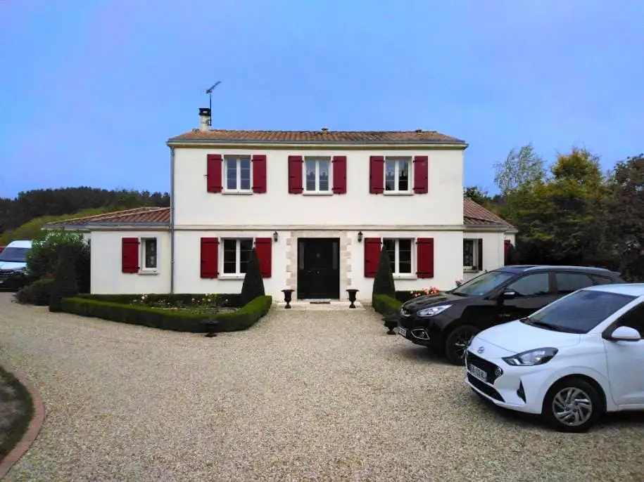 Maison rouge volet battant