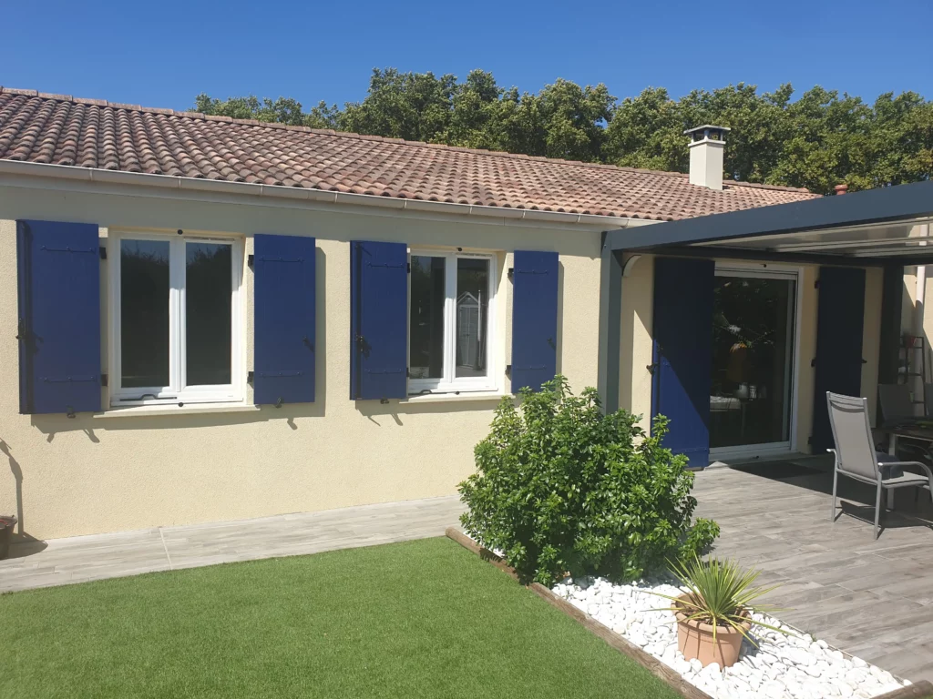 volets imitation bois bleu Polyhabitat