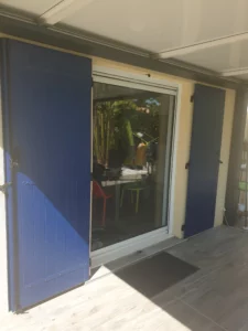 volets imitation bois bleu Polyhabitat