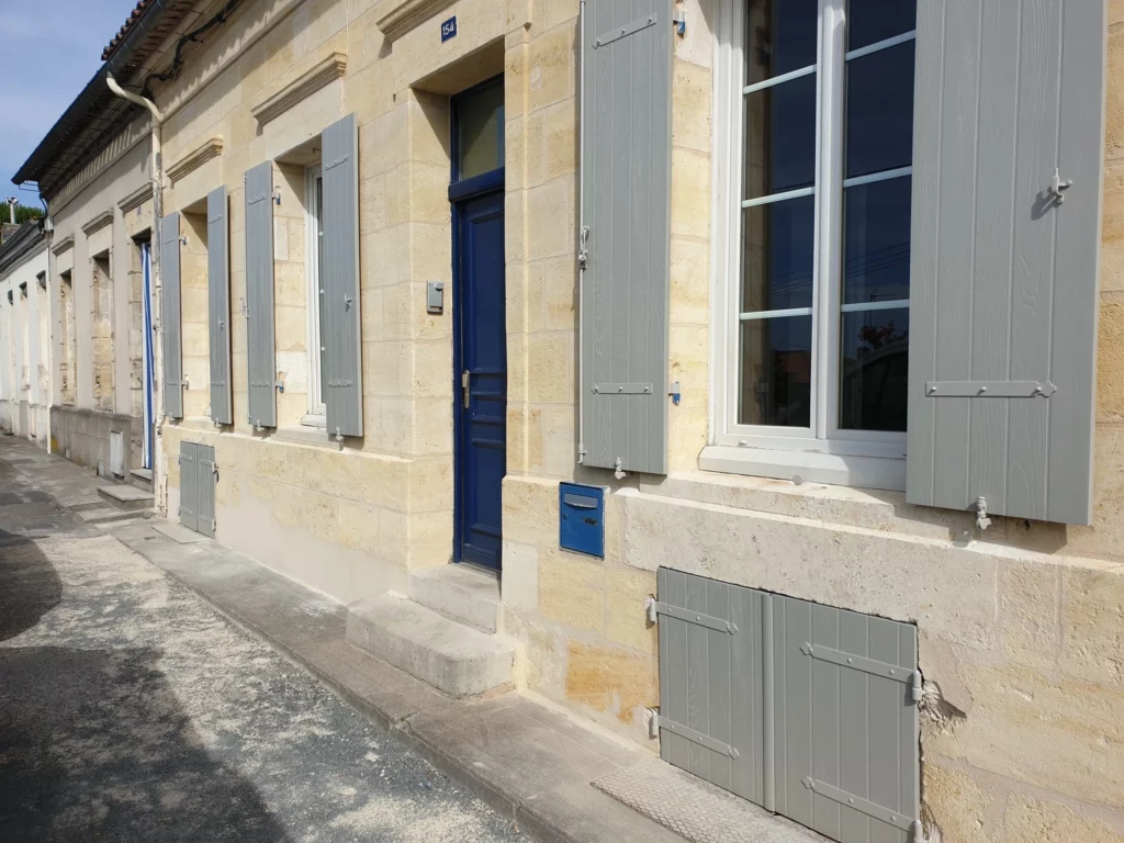Volets battants et accessoires gris de la marque Polyhabitat
