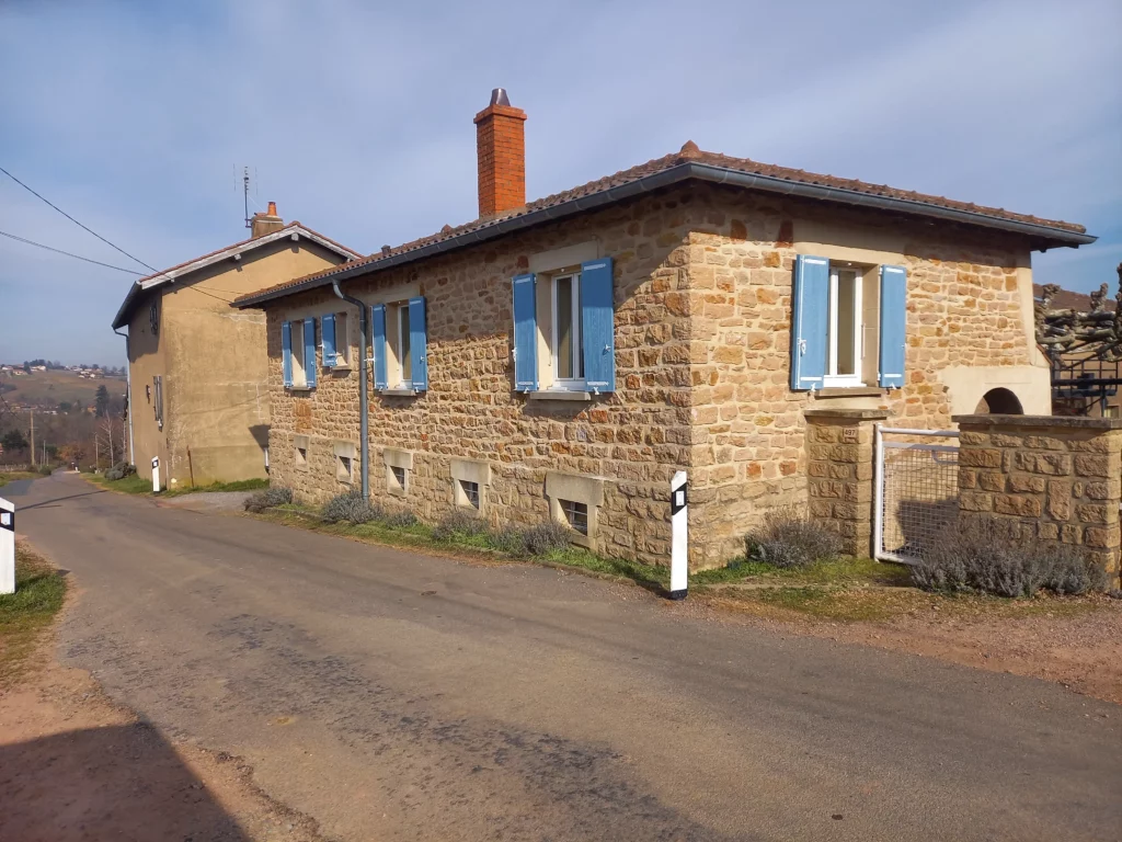 Volets battants bleus et accessoires blancs de la marque Polyhabitat