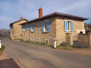 Volets battants bleus et accessoires blancs de la marque Polyhabitat